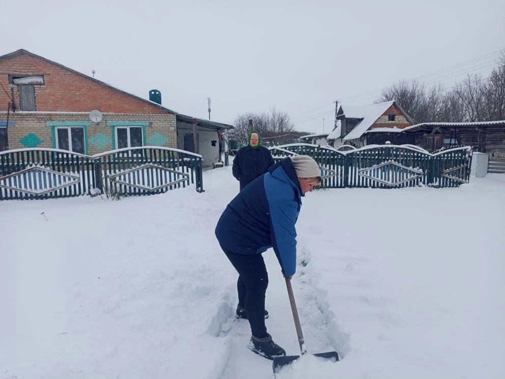 Социальные работники помогают пожилым саратовцам справляться со снегом